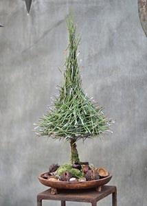 Blomsterkunst af naturens egne materialer