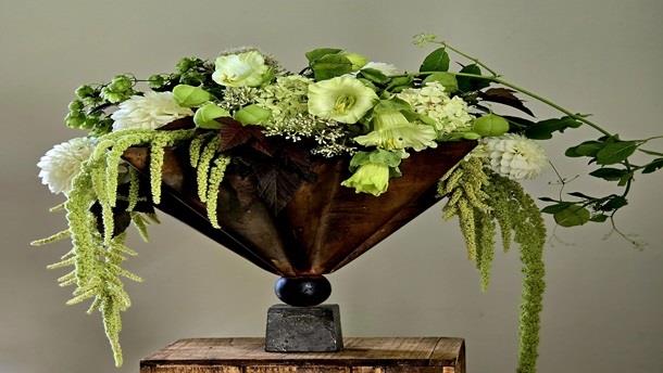 Blomsterkunst af naturens egne materialer